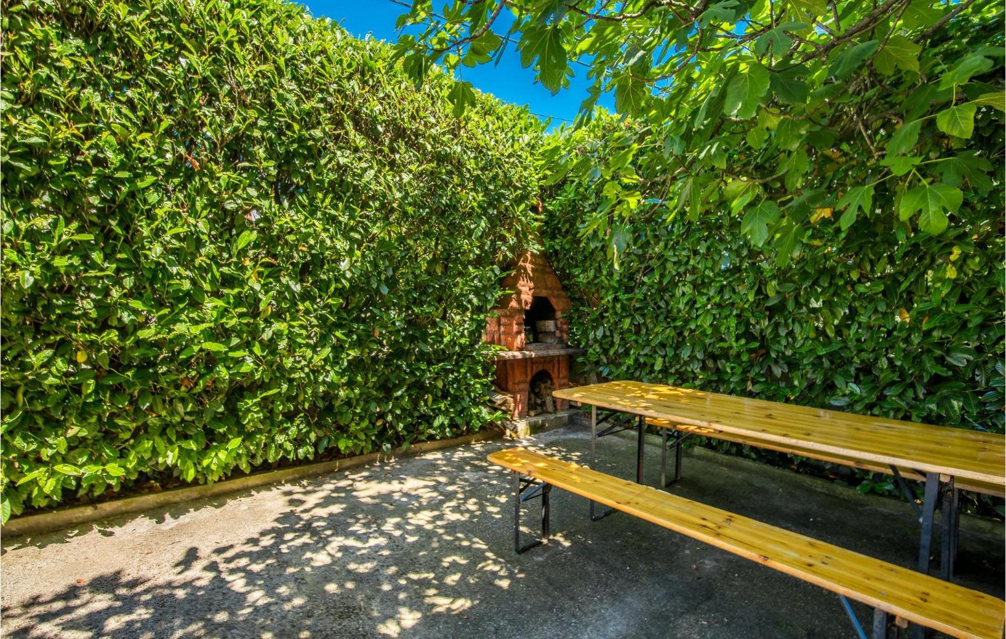 Beautiful Apartment In Pinezici With Wifi Экстерьер фото